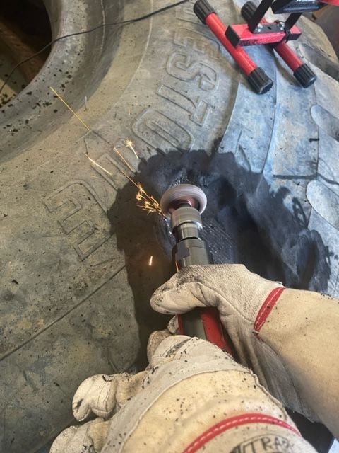 Abrauhen bzw. freilegen einer Verletzung während der Reparatur eines EM Reifen
